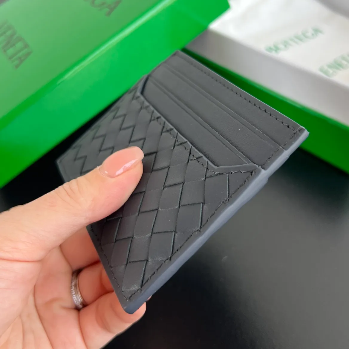 #BV New Small Woven Card Holder 817397 Simple and exquisite card holder. Small, light and easy to carry. Put it directly in your pocket or put it in a small bag. It is made of cowhide and feels soft to the touch. There are 6 card slots on both sides and the main card slot in the middle. It is enough for daily use. In the era of no cash, the card holder is more convenient and practical. The card holder that everyone needs. Size: 11x8x0.2 P400